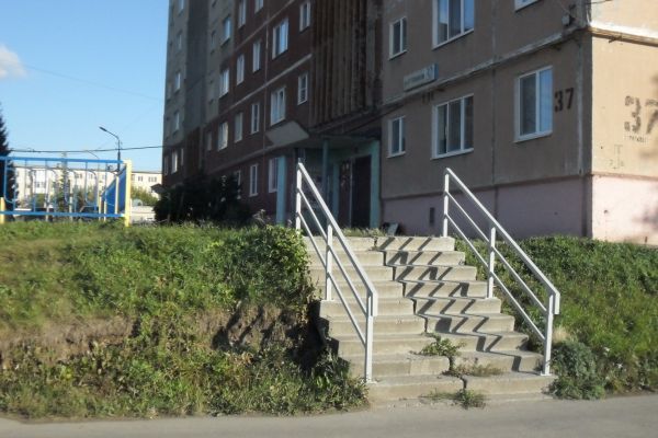 Новые перила на лестничном марше к дублеру ул. Суворова